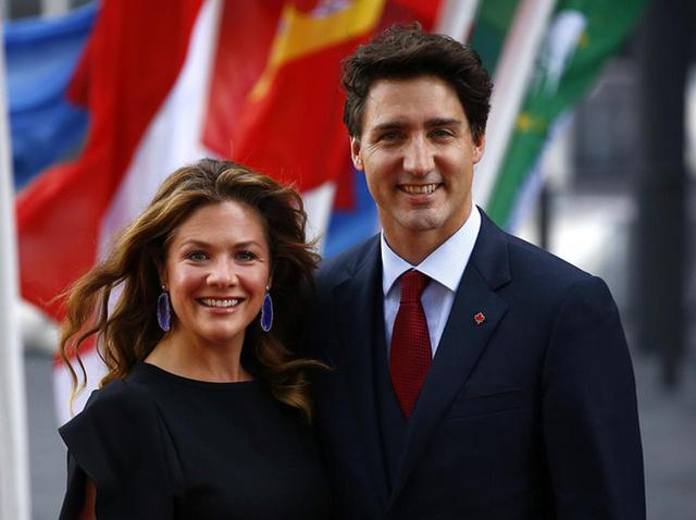 画像: ソフィー夫人とトルドー首相。