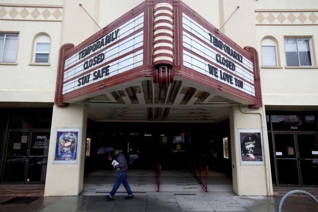 画像: カリフォルニア州サンフランコにある休館中の映画館バルボア・シアターの電光掲示板には、公開中の作品名が表示される代わりに「一時閉館中。みなさんどうか安全で」の文字が。