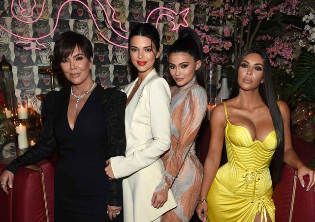 画像: カーダシアン/ジェンナー家の末っ子カイリー(中央右)は、自身が手掛けるコスメブランドKylie Cosmetics(カイリー・コスメティックス)を成功させ、一代で億万長者になった史上最年少の人物に認定されている。その資産は1,000億円を超える。