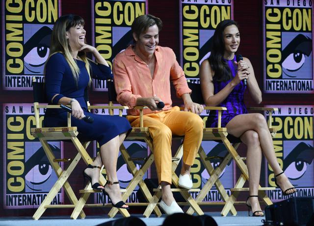 画像: 米San Diego Comic Con 2018に参加したパティ・ジェンキンス監督(左)、クリス・パイン(中央)、ガル・ガドット(右)