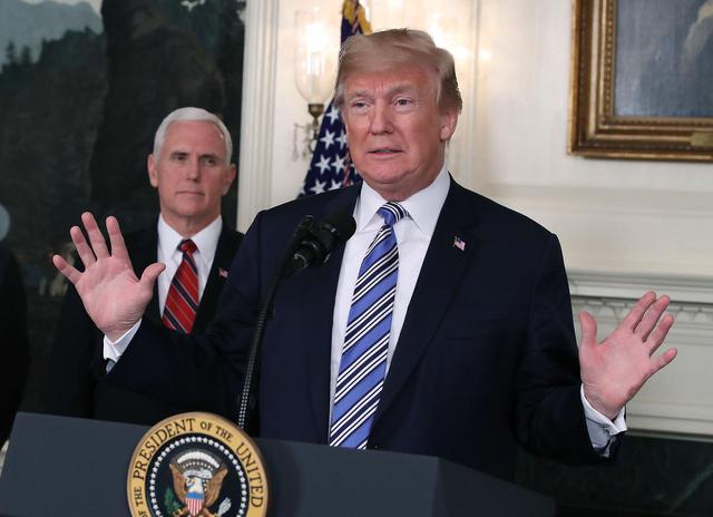 画像: ペンス副大統領(左)とトランプ大統領。