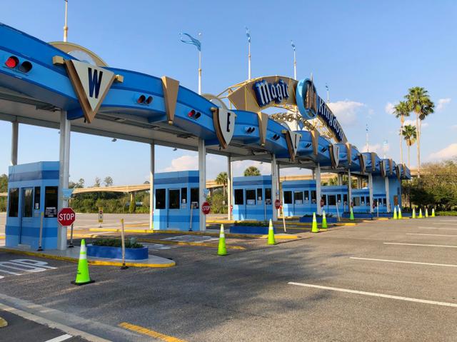画像: 臨時休園が続く、米フロリダ州オーランドにある4つのテーマパークの1つ、マジック・キングダムの駐車場ゲート。