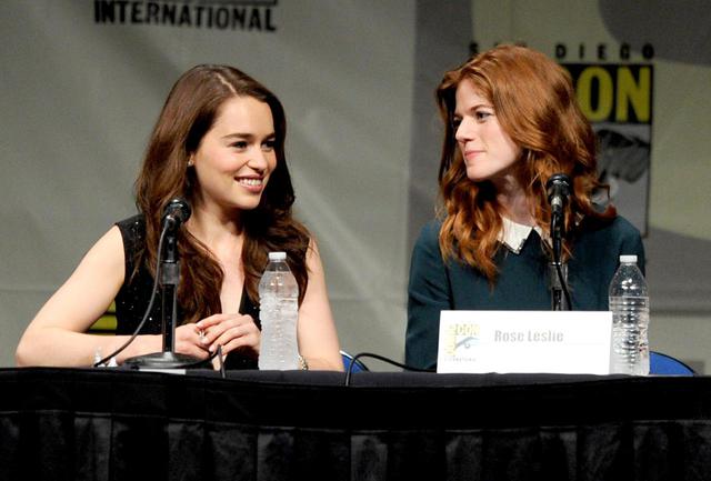画像: 2012年のサンディエゴ・コミコンに参加したエミリア・クラーク。共演者のローズ・レスリーと。