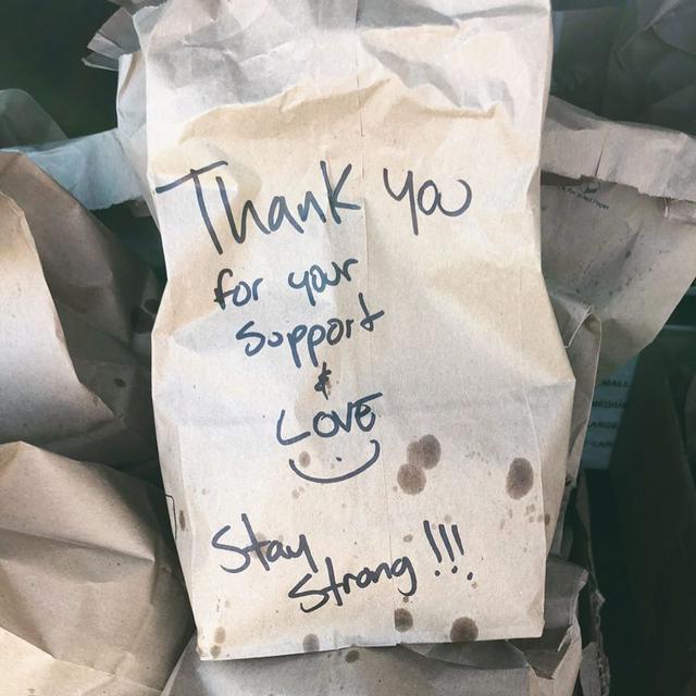 画像: マイリー・サイラスとコーディー・シンプソンが医療関係者に感謝