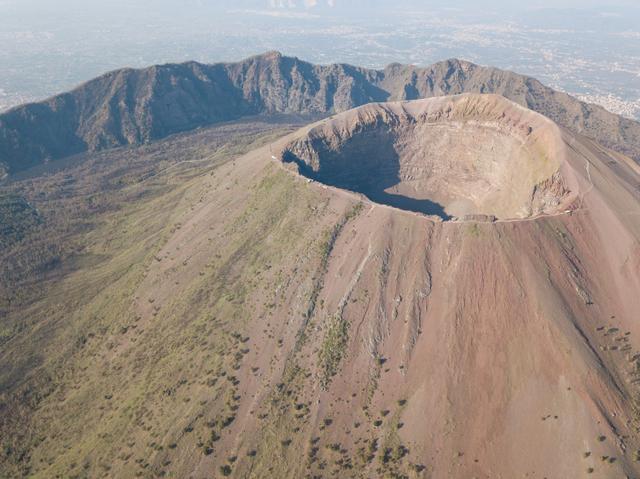 画像: イタリア、ナポリにそびえるヴェスヴィオ山。東京ディズニーシーにそびえるシンボル的存在である「プロメテウス火山」のモデルとなった。