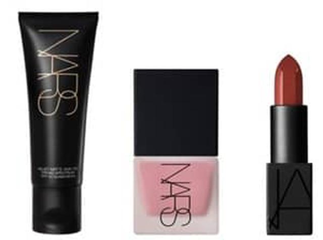 画像: エマが使用したアイテム:NARS ベルベットマットスキンティント、NARS リキッドブラッシュ (オーガズム) ※6月16日発売予定、NARS オーデイシャスリップスティック 9497