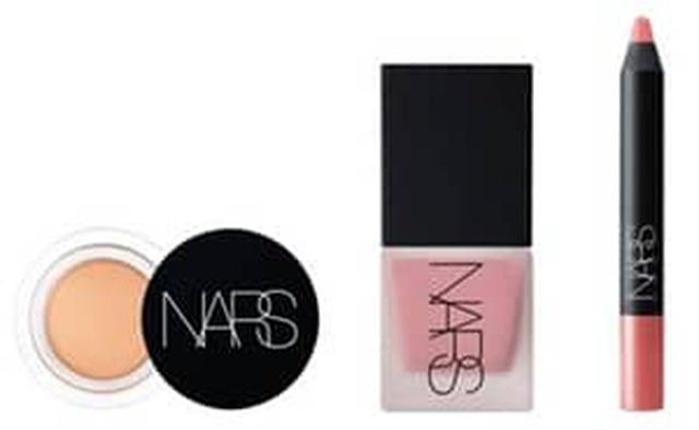 画像: スカーレットが使用したアイテム:NARS ソフトマットコンプリートコンシーラー※3月17日発売予定、NARS リキッドブラッシュ (オーガズム) ※6月16日発売予定、NARS ベルベットマットリップペンシル 2486 ※3月17日発売予定