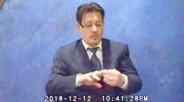画像: ジョニーの証言録取を収めた動画より。©Daily Mail