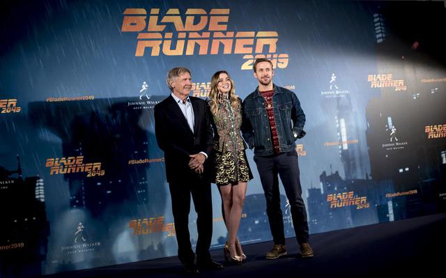 画像: 映画『ブレードランナー 2049』のスペインでのフォトコールに登場したハリソン・フォード(左)、アナ(中央)、ライアン(右)。