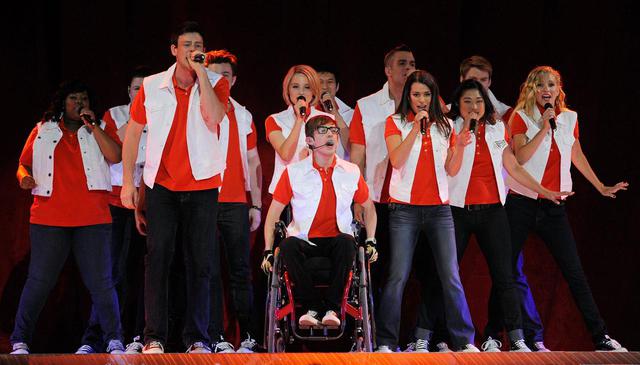 画像: 2011年に行なわれた『glee/グリー』のライブでパフォーマンスを行なうキャストたち。