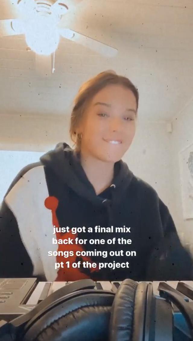 画像: 外出自粛中には、自宅での音楽制作の様子をSNSで披露。©Hailee Steinfeld