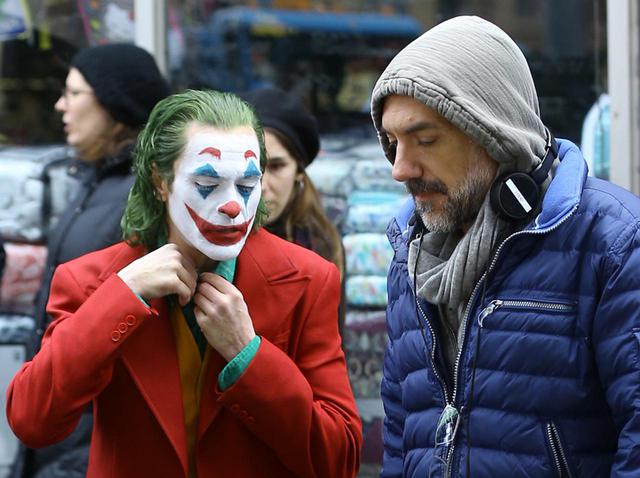 画像: 『ジョーカー』撮影現場でのホアキンとトッド・フィリップス監督。