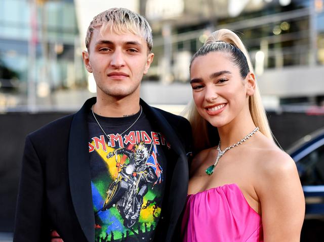 画像: 左:アンワー・ハディッド、右:デュア・リパ