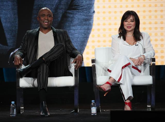 画像: ウェイン・ブレイディとマンディ・タケタ。ウェインが司会を務めるBYU TVの新リアリティ番組『Wayne Brady's Comedy IQ』には妻のマンディも出演する。