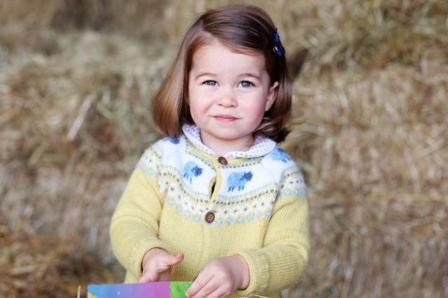 画像: 2017年、2歳の誕生日に公開されたシャーロット王女のポートレート写真。