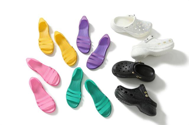 画像: (左4足)Ray BEAMS x Crocs Tulum Open Flat Sandal (右2足)Ray BEAMS x Crocs Classic Bae Clog