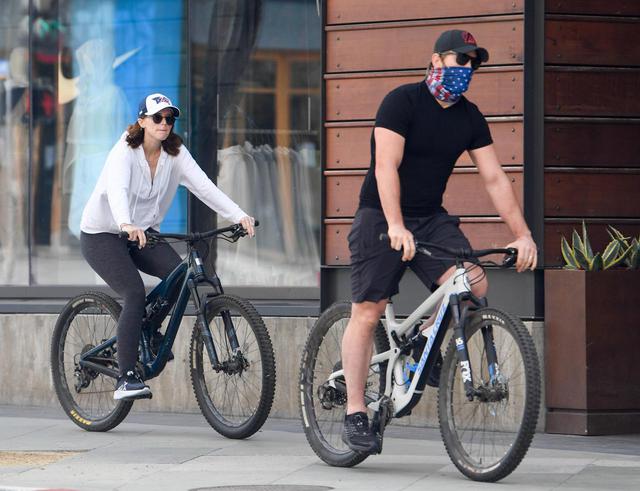 画像: クリスや父アーノルドとともに自転車に乗って走っているところを目撃されたキャサリン。新型コロナウイルス感染拡大の影響で長引く隔離生活の気分転換にサイクリングを楽しんだ。