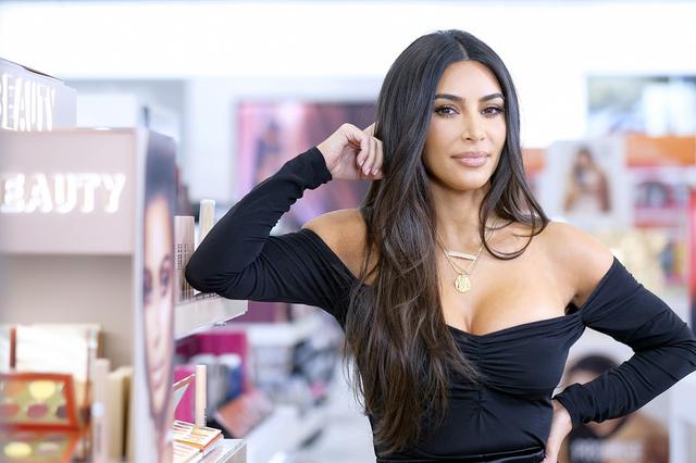画像: キム・カーダシアン、渾身の「ヘビ女」ショット