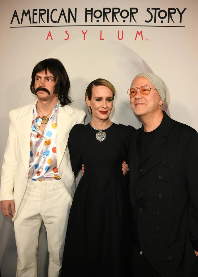 画像: (左から)俳優のエヴァン・ピーターズ、サラ・ポールソン、プロデューサーのライアン・マーフィー