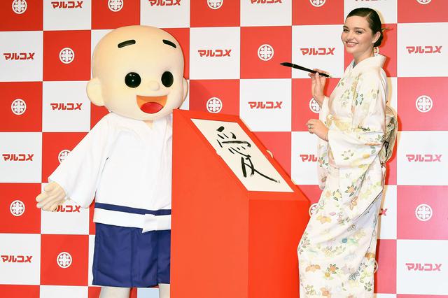 画像: 2019年の年始に来日した時には、着物姿で書き初めに挑戦。