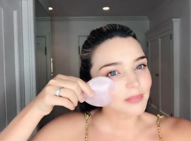 画像: KORA Organicsから発売しているハート型の天然石プレート、Rose Quartz Heart Facial Sculptor。
