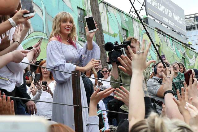 画像2: テイラー・スウィフトがピンク&ブルーヘアに
