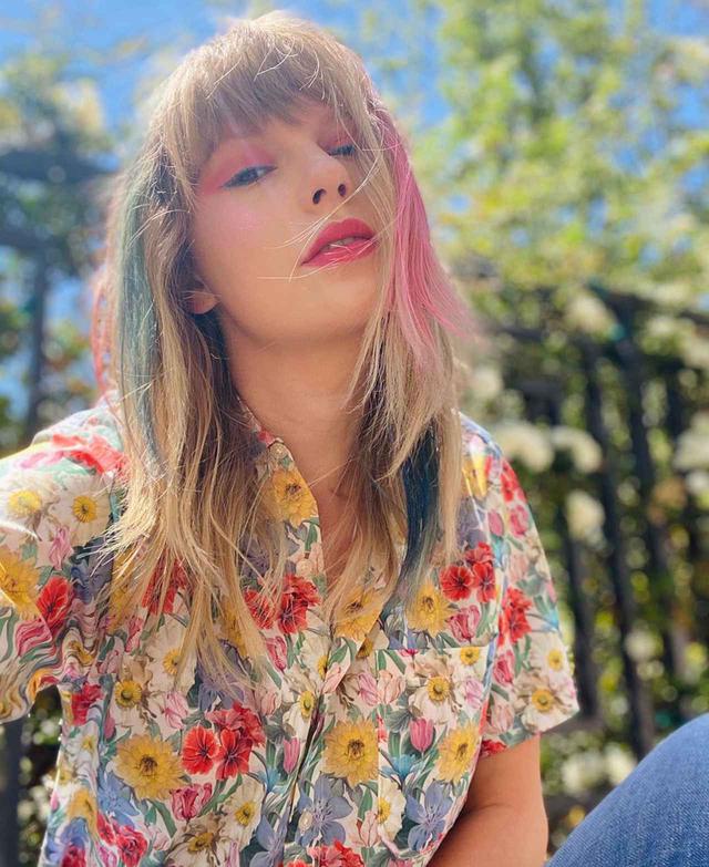 画像1: テイラー・スウィフトがピンク&ブルーヘアに