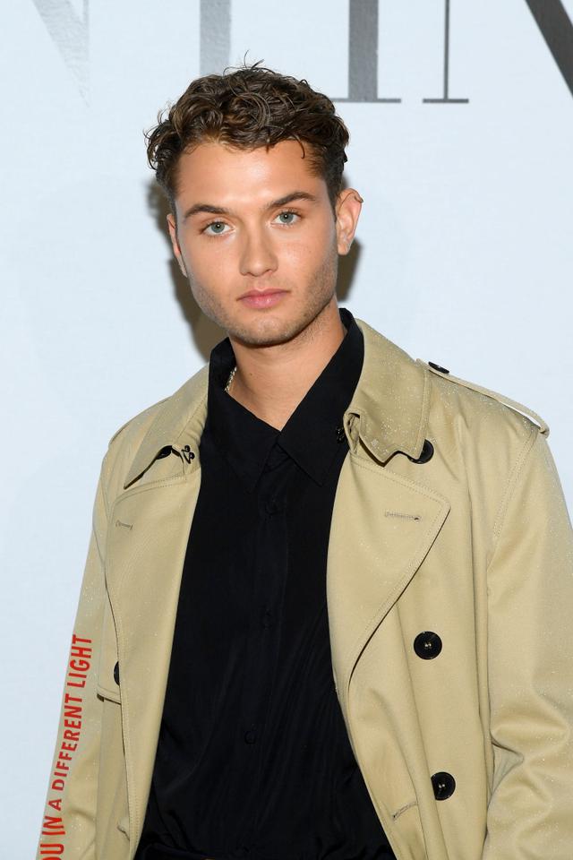 画像: ヴァレンティノ(Valentino)の2020年秋冬メンズコレクションにゲストとして訪れたジュードの長男ラファティ。