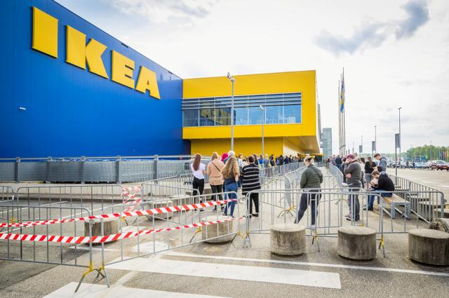 画像: オランダ南部ヘールヘンにあるイケア店舗の外に社会的距離を保ちながら列を成す来店客たち。