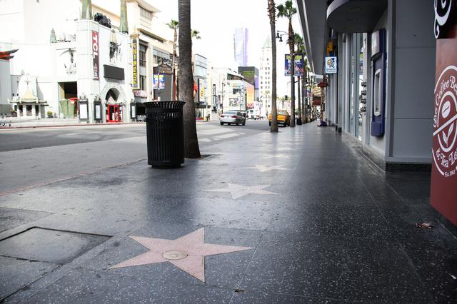 画像: カリフォルニア州の外出制限のため、普段は観光客でごったがえすハリウッド名声の歩道も人の姿はまばら。