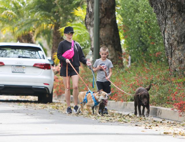 画像: 今年4月、一緒に犬の散歩をしているところを撮影されたリースとテネシーくん。