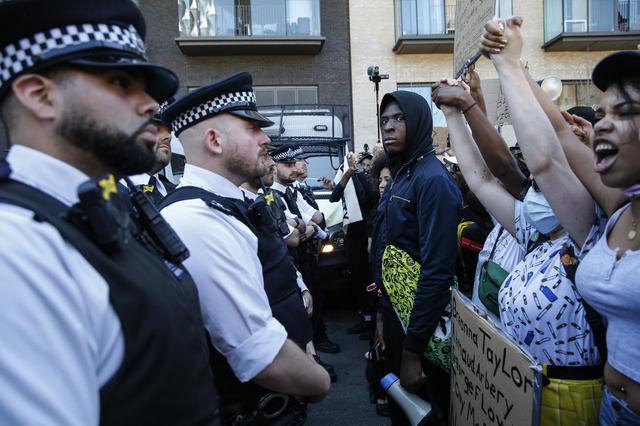 画像: イギリスで行なわれたプロテスト。