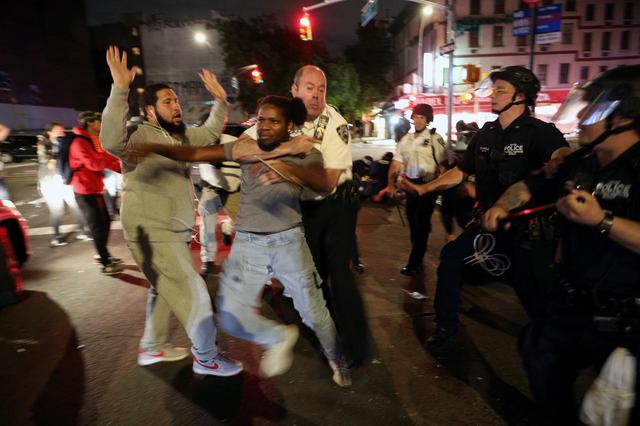画像: Black Lives Matterの抗議デモで、市民を逮捕する警官。(2020年6月3日にニューヨークで撮影)
