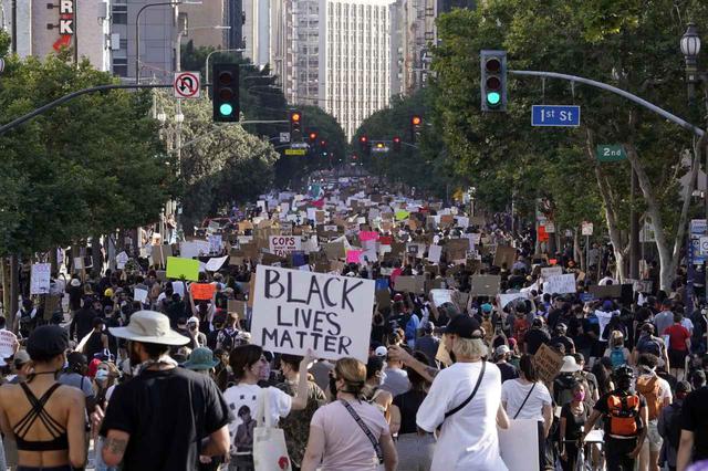 画像: Black Lives Matterの抗議デモ。(カリフォルニア州ロサンゼルスで2020年6月3日に撮影)
