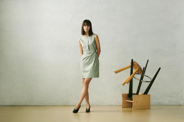 画像1: デコルテから足元まで、女性を美しく魅せるワンピース