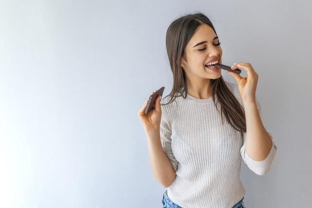 画像: チョコレートを噛んでいない