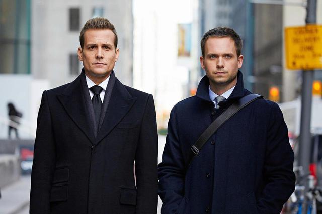 画像: ドラマ『SUITS/スーツ』より、ハーヴィー役のガブリエル・マクトとマイク役のパトリック・J・アダムス。日本版ではハーヴィーの役を俳優の織田裕二、ハーヴィーとコンビを組むことになるマイクの役を人気アイドルグループHey! Say! JUMPの中島裕翔が演じている。 (※日本版では役名は違う) Photo:©︎UNIVERSAL CABLE PRODUCTIONS / Album/Newscom