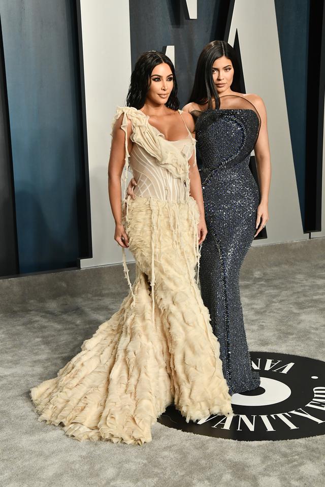 画像: (左から)キム・カーダシアンとカイリー・ジェンナー