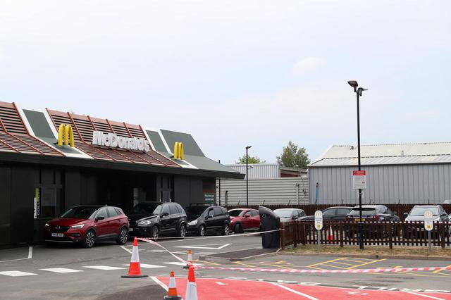 画像: マクドナルドのドライブスルーに珍客が登場