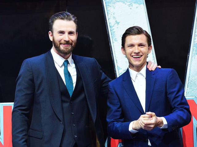 画像: クリス・エヴァンスと、MCU作品でスパイダーマンを演じたトム・ホランド。