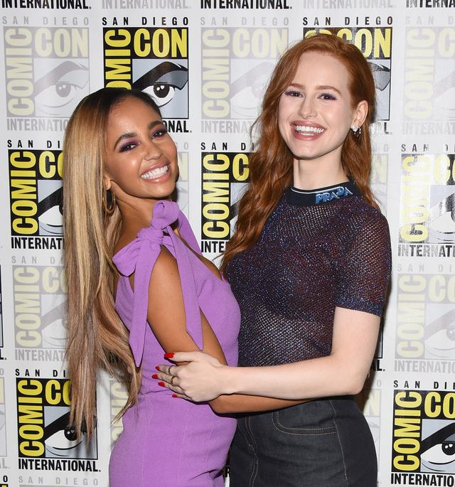 画像: ヴァネッサ・モーガンとマデライン・ペッチのコミコンでのツーショット。