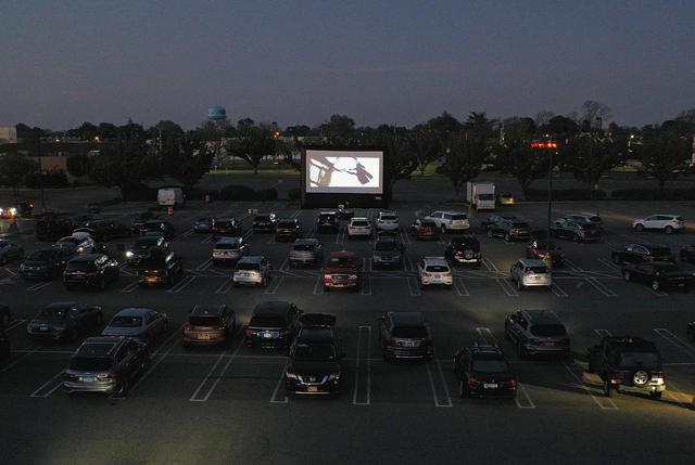 画像: 車から映画を楽しむドライブインシアター