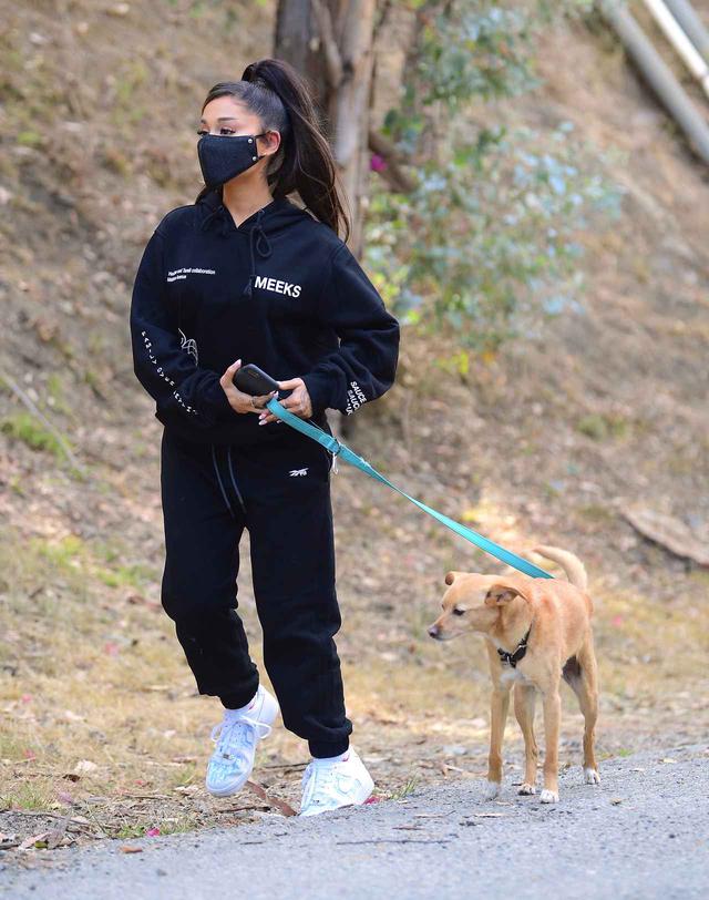 画像1: アリアナ・グランデが愛犬を連れてハイキング