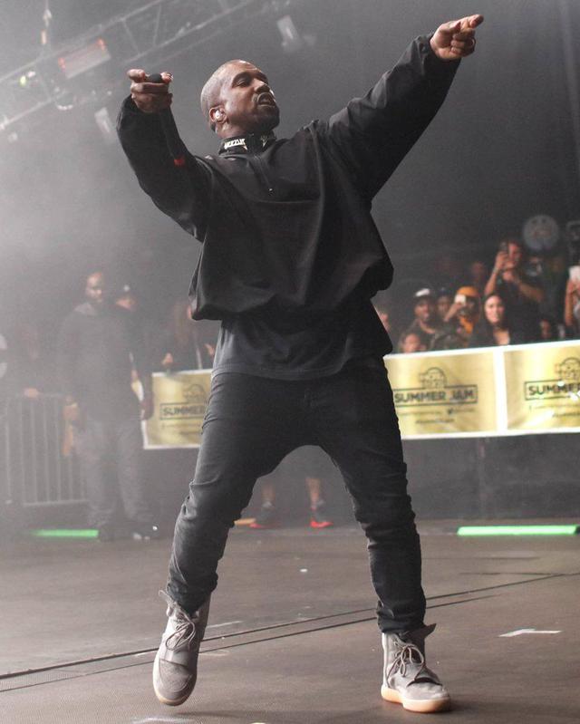 画像: ステージで第1弾のYeezy Boost 750を履くカニエ。