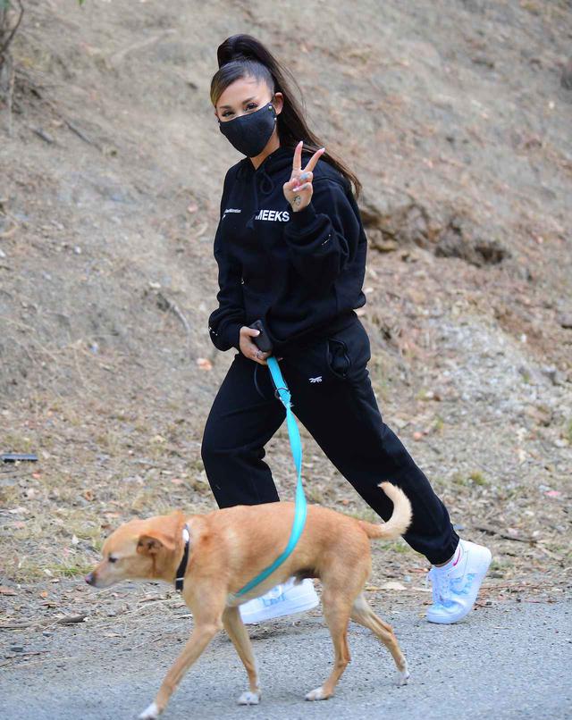 画像2: アリアナ・グランデが愛犬を連れてハイキング