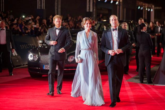 画像: 2015年、『007スペクター』のロンドンプレミアに登場したヘンリー王子、キャサリン妃、ウィリアム王子。