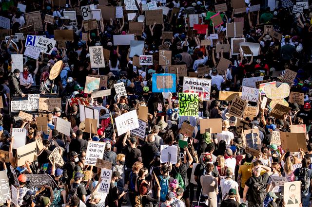 画像: Black Lives Matterの抗議デモに参加する大勢の人々。
