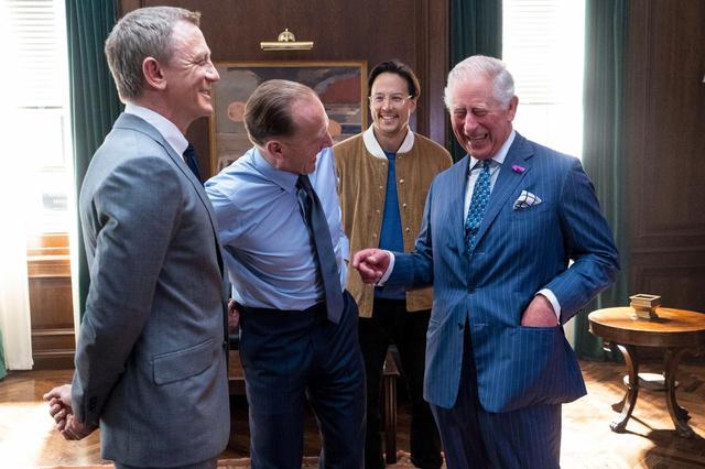 画像: 2019年6月、『007/ノー・タイム・トゥ・ダイ』の撮影セットを訪れ、主演のダニエル、フクナガ監督、M役のレイフ・ファインズと談笑するチャールズ皇太子。