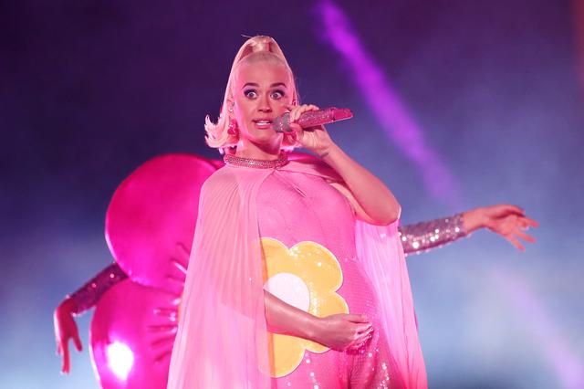 画像: ライブでちょっと大きくなったお腹をアピールするケイティ・ペリー。