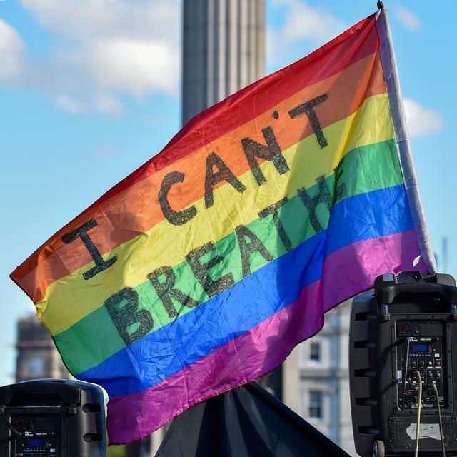 画像: ジョージ・フロイドの最後の言葉「I can't breathe(呼吸ができない)」が描かれたレインボーフラッグ。